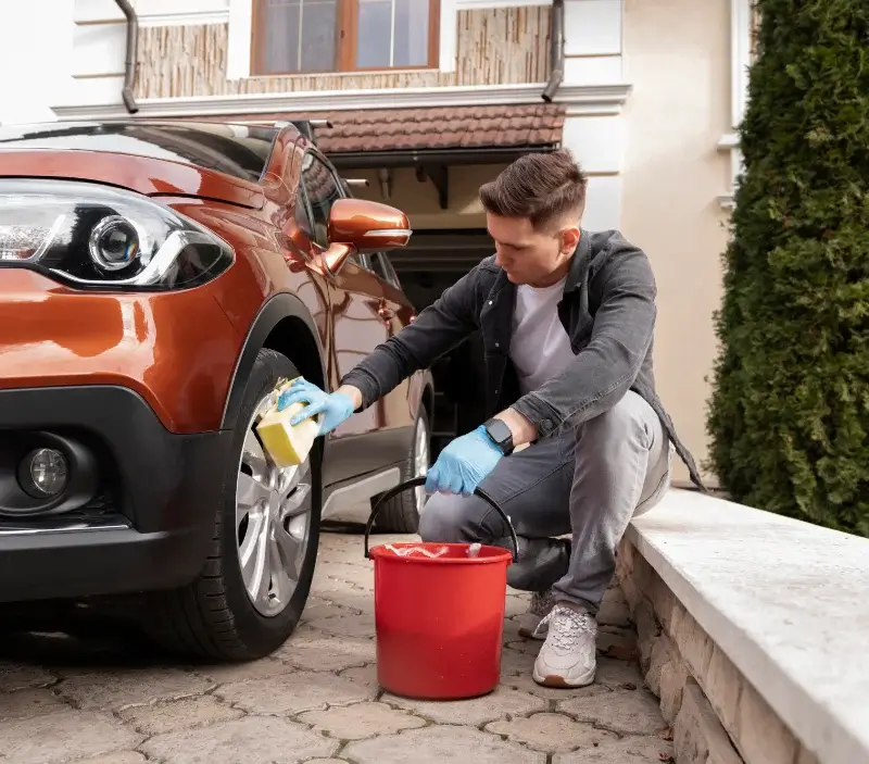 Lavage auto à domicile Combles : professionnel intervenant sur un véhicule